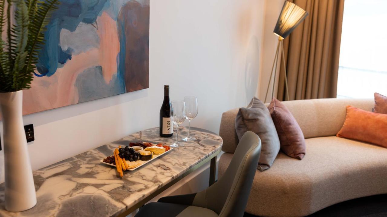 Horizon By Skycity Auckland Eksteriør bilde A wine tasting at the hotel