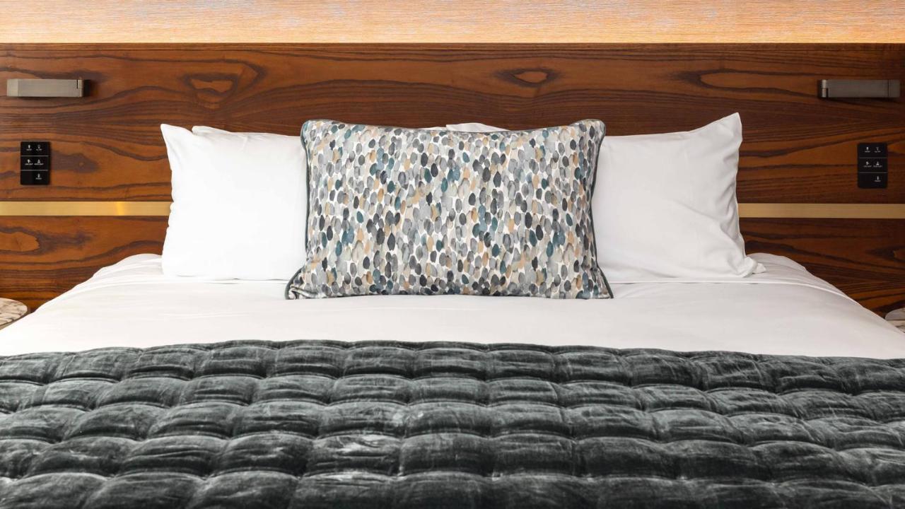 Horizon By Skycity Auckland Eksteriør bilde A decorative pillow on a bed