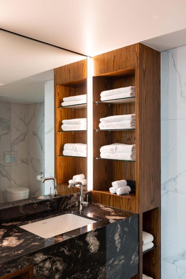 Horizon By Skycity Auckland Eksteriør bilde A bathroom cabinet