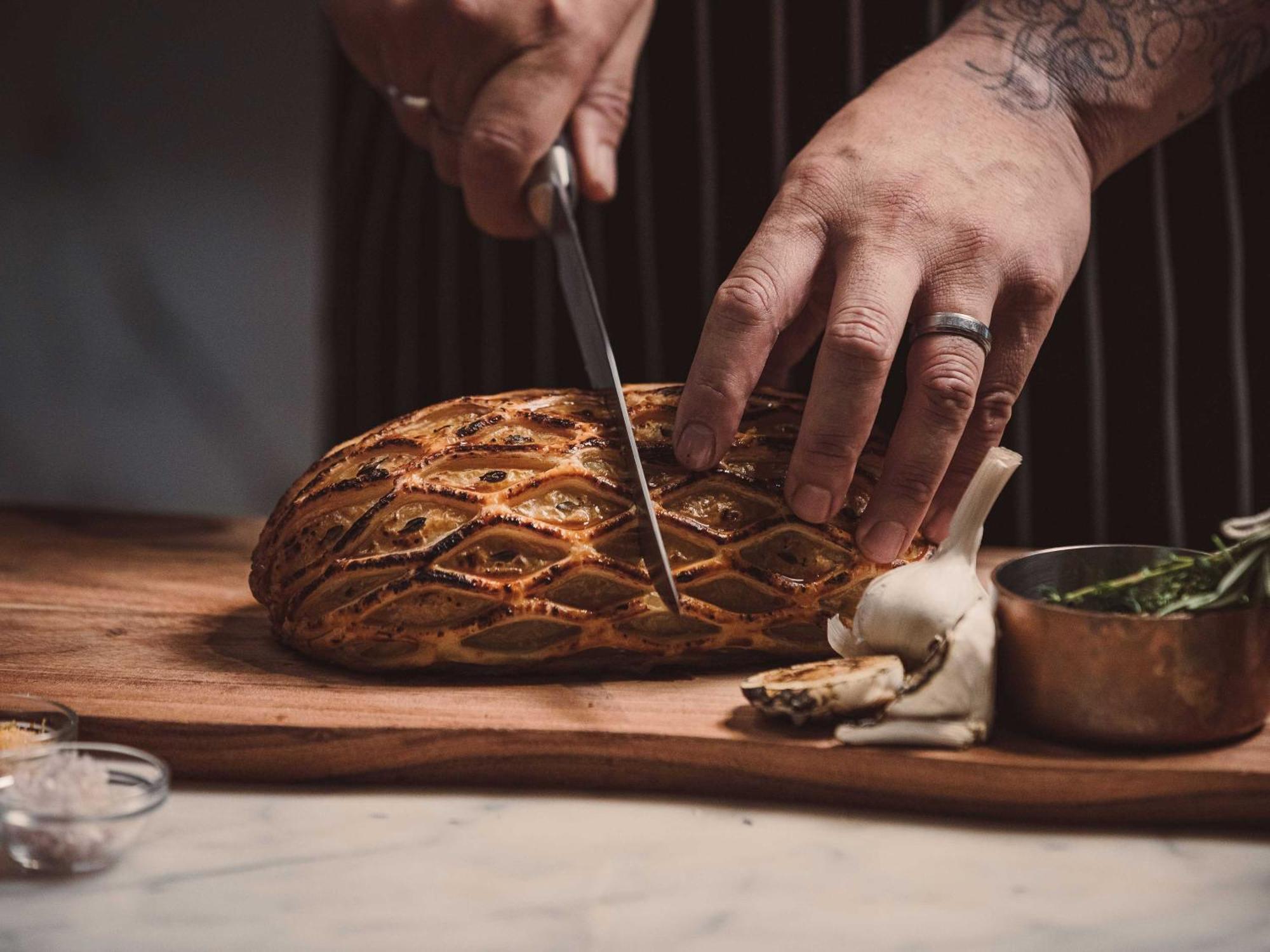 Horizon By Skycity Auckland Eksteriør bilde Chef preparing a whole roasted suckling pig