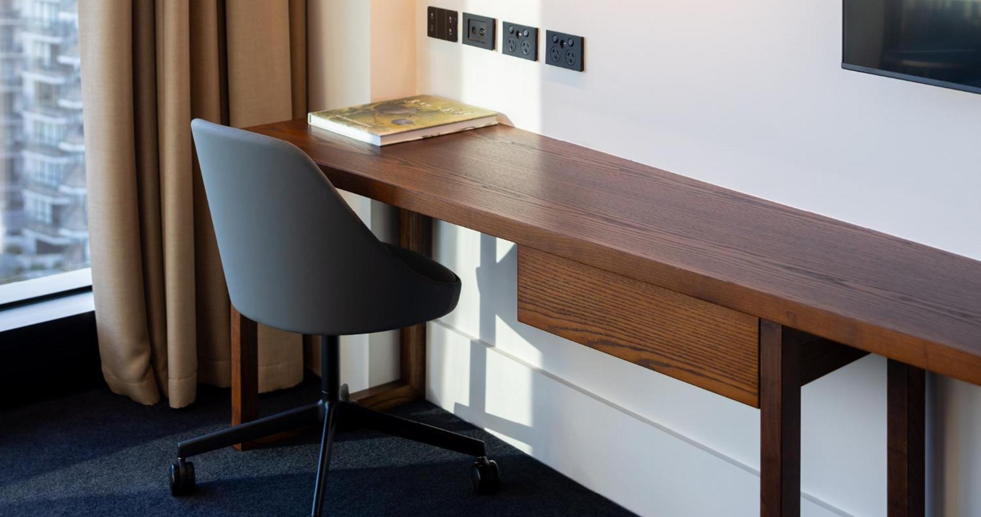 Horizon By Skycity Auckland Eksteriør bilde A desk and chair